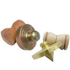 PLOMADA METAL PEQUEÑA TACO DE MADERA.